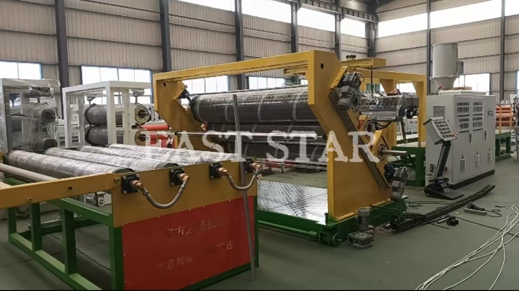 2,4 metrin lantahihnalevyjen tuotantolinja asennettu ja valmis pakkaamiseen