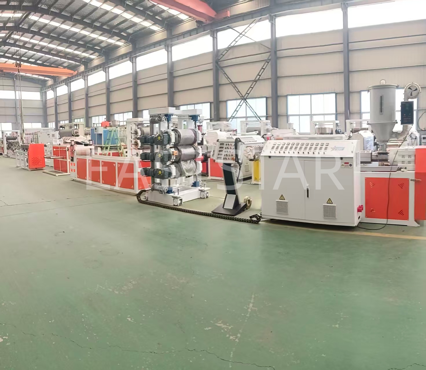 EASTSTR edistää POK-arkkituotantoa innovatiivisella korkean suorituskyvyn ekstruusiolinjalla