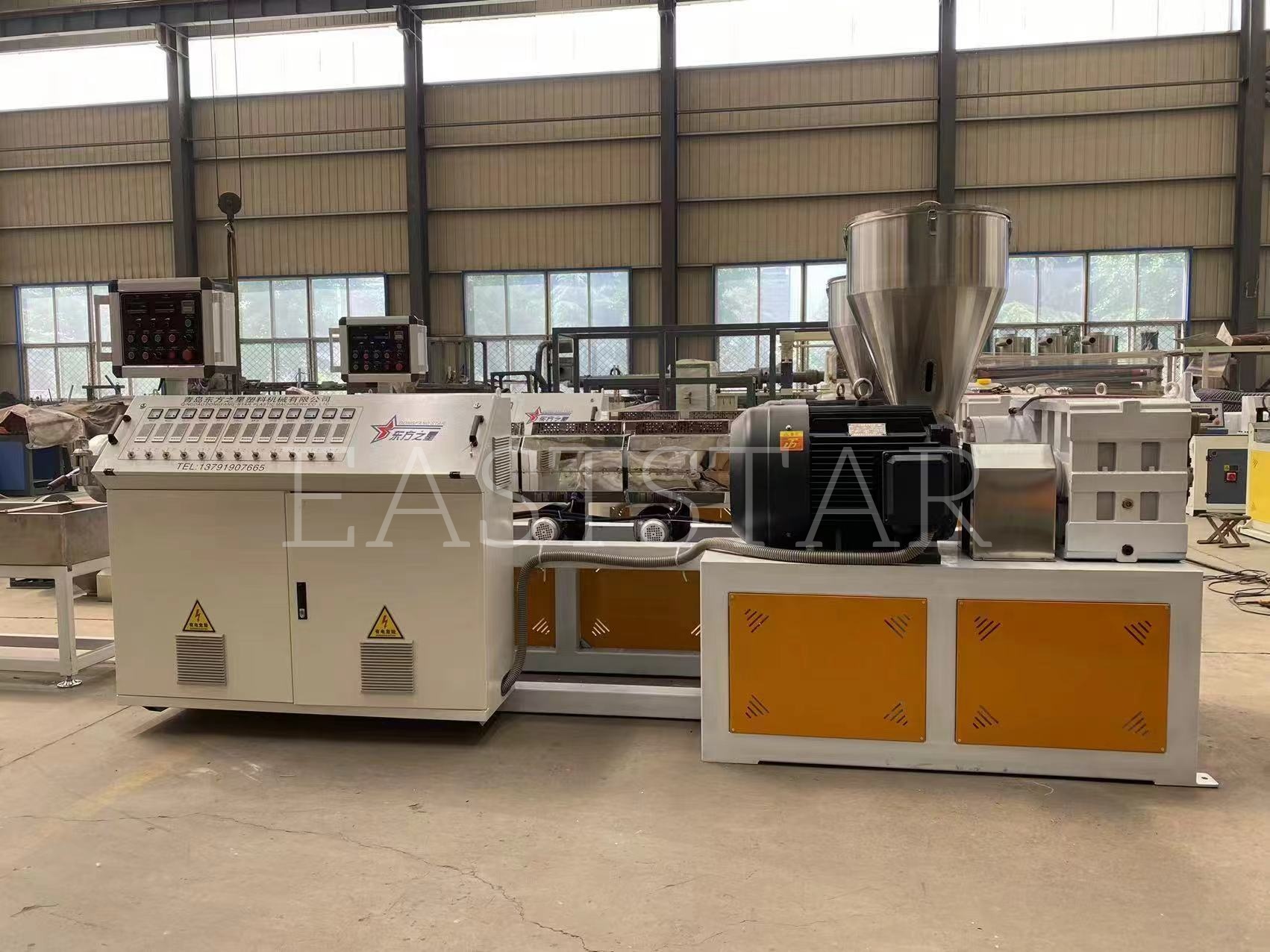 Tekninen tiimimme suorittaa TSSK65 rinnakkaisen kaksoisruuvirakeistimen tarkkuuskokoonpanoa arabiasiakkaallemme